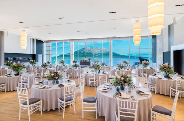 W the style of wedding