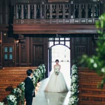 純白のドレスが最も映えるアンティークな大聖堂での入場体験！