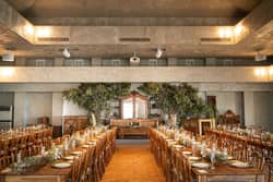 【公式】山梨県の結婚式場｜誓いの丘イストアール ドライフラワーとアンティーク家具を使用して華やかなメインテーブルを表現。