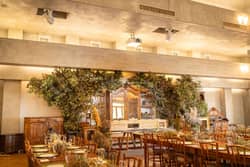 【公式】山梨県の結婚式場｜誓いの丘イストアール ドライフラワーとアンティーク家具の基本セットにお2人のイメージする生花やドライフラワーを更にコーディネートすることでオリジナルの高砂を表現。