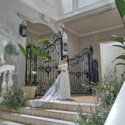 ラ・セーヌブランシュ 最高の一日を彩る特別な衣裳を新しい門出を誰よりも楽しみにしているゲストへの想いを胸に、運命の一着を見つけてください