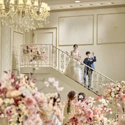 ラ・セーヌブランシュ 邸宅の中の舞踏会会場のような、高級感溢れるシャンデリアや絨毯に囲まれた会場「ロズマリ」