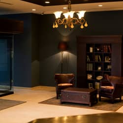 青森の結婚式場なら モルトン迎賓館 青森｜ウエディング・結婚式 ＜1Fロビー＞各フロアのゲスト様控室の他、ゆったりと落ち着いた空間のロビーでもお待ちいただけます