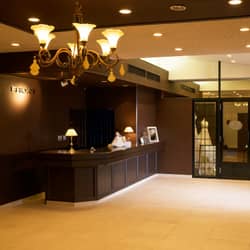 青森の結婚式場なら モルトン迎賓館 青森｜ウエディング・結婚式 ＜1Fロビー＞各フロアのゲスト様控室の他、ゆったりと落ち着いた空間のロビーでもお待ちいただけます