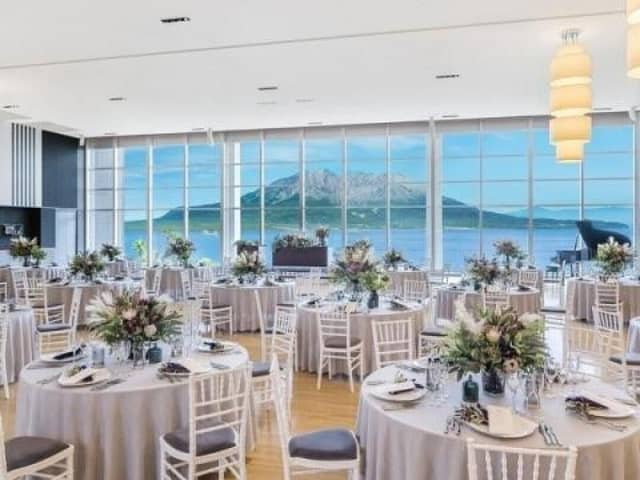 W the style of wedding