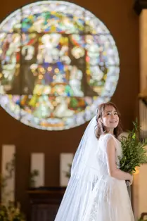磐田の結婚式場「ラトリエ・ドゥ・マリエ」 自然光が美しく輝くステンドグラス