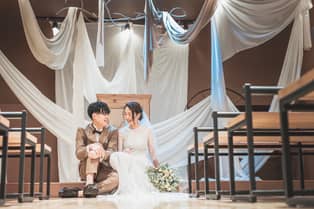 株式会社FOLK FOLK 披露宴会場同様、挙式会場もお2人色に染めていただけます。布を大胆にあしらった会場装飾も素敵です。