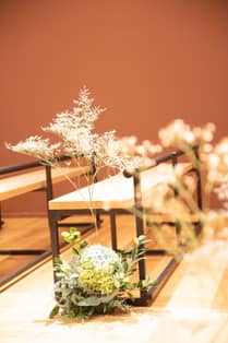 株式会社FOLK FOLK 椅子や扉は、会場を作るときの端材で作られているんです！無駄な物は一つもありません！
