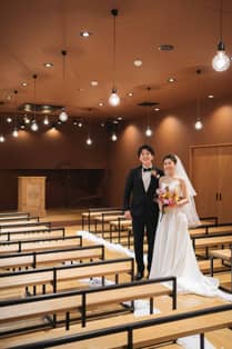 株式会社FOLK FOLK 挙式リハーサルの前にお二人が選んだ装飾で飾られた挙式会場でお写真をお撮りします！