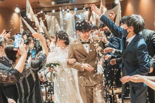 株式会社FOLK FOLK フラワーシャワーを皆様からの愛情のように感じるこの瞬間。素敵なシーンのひとつです。