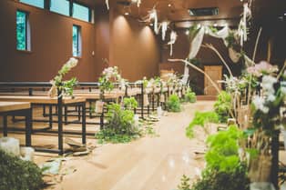 株式会社FOLK FOLK 木々や布をあしらった会場装飾。