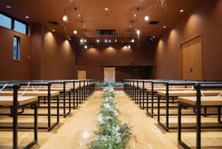 株式会社FOLK FOLK バージンロードにお花をあしらうデザイン。イメージがなくてもコンセプトやお2人に合わせた雰囲気でご提案させて頂きますので安心くださいませ。