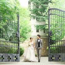 緑あふれる披露宴会場に調和する会場装花のグレードアップ